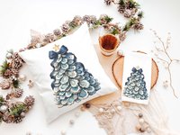 CapableByDesign oyster shell Christmas tree with navy bow pillows and matching towels