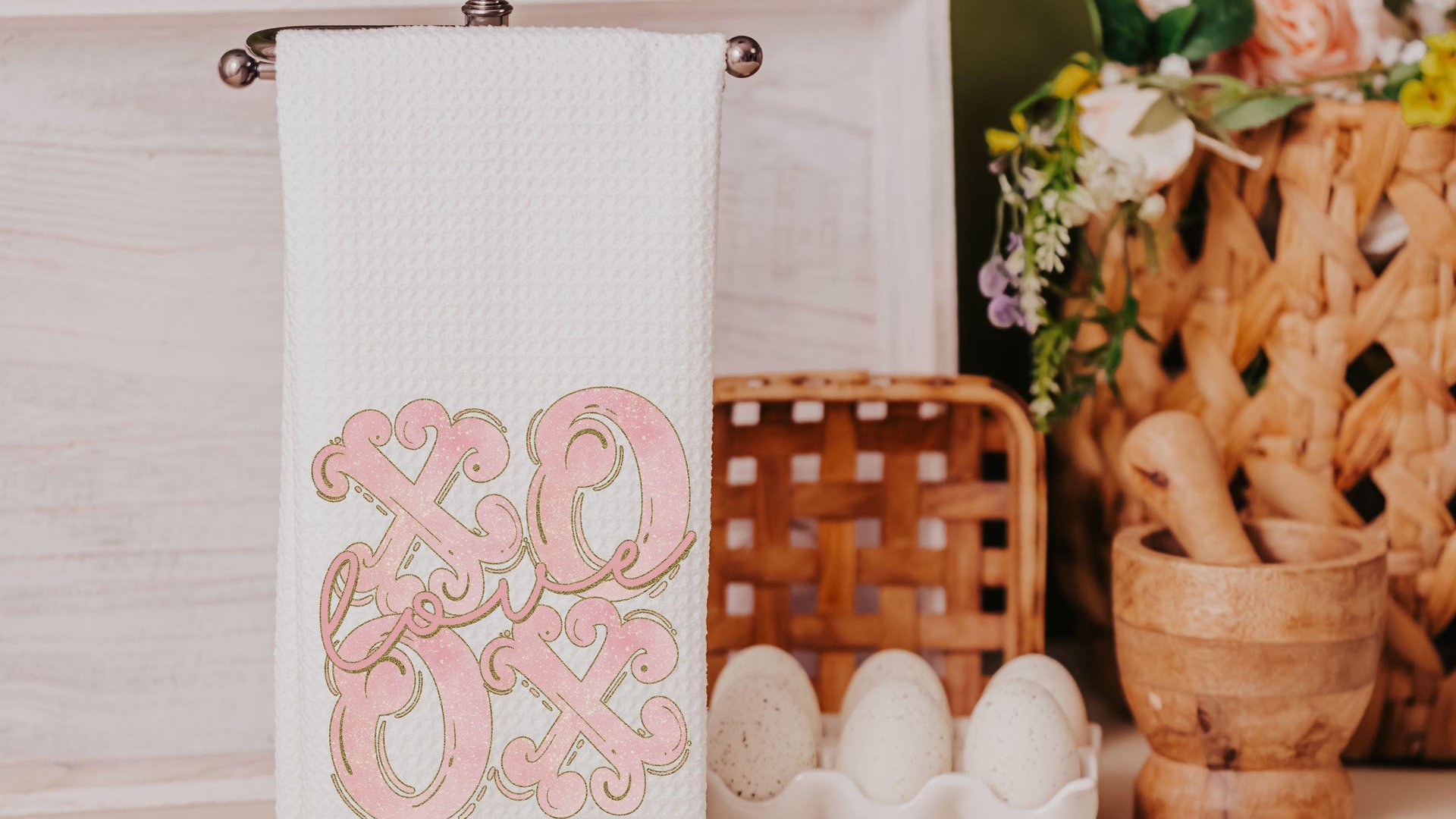 xo Valentines kitchen towels for Mom, blush pink coquette Valentines hand towels for bathroom, hugs and kisses Valentines gifts for couples