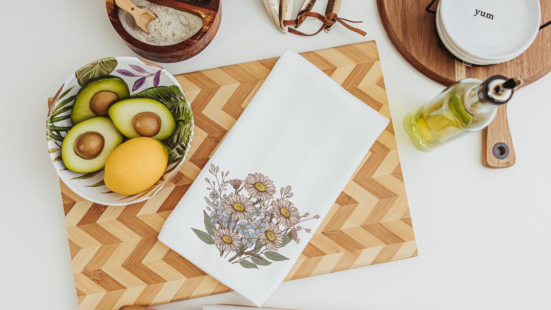 daisy kitchen towel for new home, April birth flower gifts for mom, sweet pea flower hand towels for guests, fall host gift, April birthday