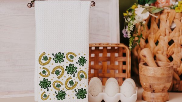 lucky horseshoe St Patricks day kitchen towel for friend, green shamrock hand towels for bathroom, lucky charm gift, St Pattys day bar towel